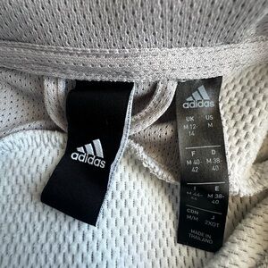 Suéter marca Adidas